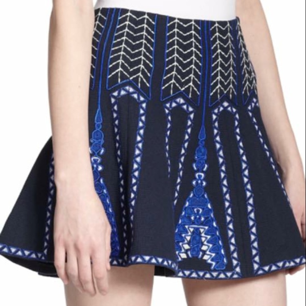 BCBG skirt size 6 NWT
